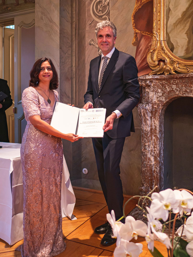 Urkundenübergabe International Medical College